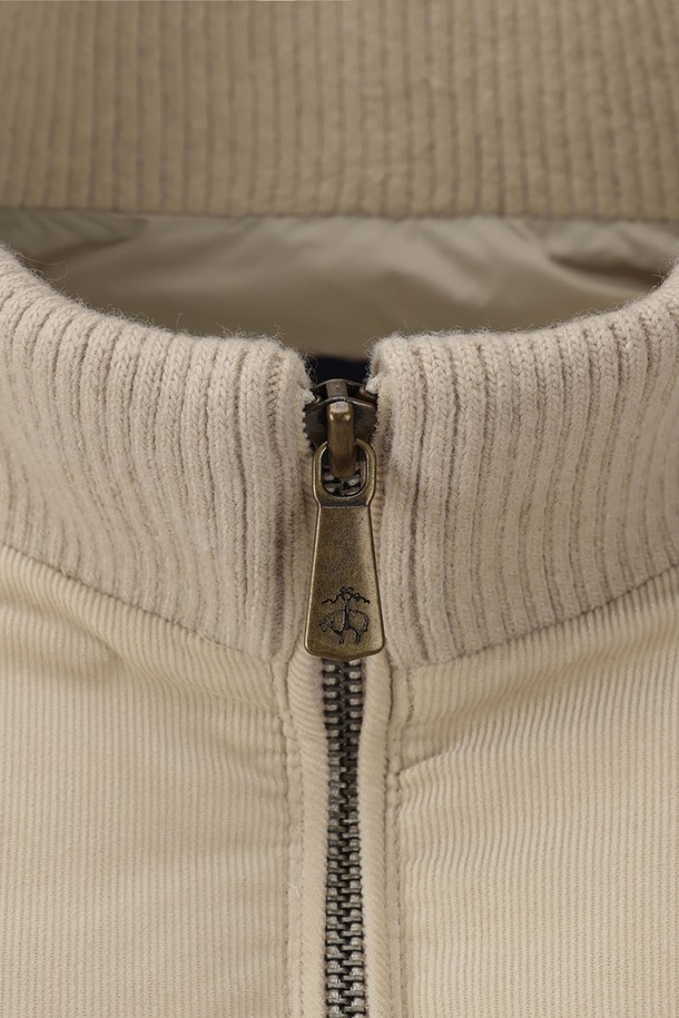 아이보리 컬러의 하이브리드 니트점퍼 (BBOPMBF403)입니다. 여성 의류로, 가을과 겨울에 따뜻하게 착용하기 좋습니다. 하이넥 디자인과 패딩 디테일이 돋보이며, 부드러운 니트 소재로 제작되어 편안한 촉감을 선사합니다. 집업 스타일의 레귤러핏 크롭 기장으로, 베이직하면서도 캐주얼한 스타일을 연출합니다. 출근룩, 미니멀, 클래식 스타일을 선호하는 분들께 추천합니다.
