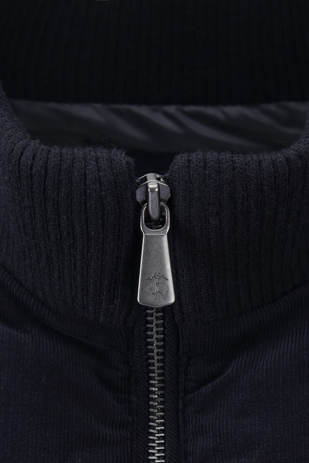 다크 네이비 컬러의 하이브리드 니트점퍼 (BBOPMBF403) 입니다. 가을, 겨울 시즌에 어울리는 두꺼운 두께감의 니트 소재로 제작되어 부드러운 촉감을 선사합니다. 남성용 레귤러핏 점퍼로, 캐주얼, 베이직 스타일을 연출하기 좋습니다. 집업 스타일의 긴 소매 디자인이며, 출근룩 또는 비즈니스 캐주얼에 적합합니다. 무지 패턴으로 미니멀하고 클래식한 분위기를 더해줍니다.
