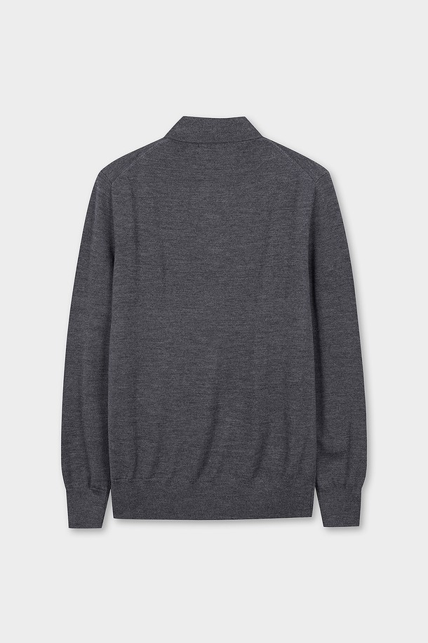 메리노울 로고 폴로 스웨터 (차콜) (BBWTMNF301)는 부드러운 촉감의 메리노울 소재로 제작되어 가을과 겨울에 따뜻하게 착용하기 좋은 남성용 니트 스웨터입니다. 클래식하고 베이직한 스타일의 레귤러핏 폴로넥 긴소매 디자인으로, 로고 패턴이 은은하게 포인트가 됩니다. 두께감이 있어 보온성이 뛰어나며, 출근룩, 비즈니스 캐주얼, 모임룩 등 다양한 TPO에 활용하기 좋습니다. 클래식, 미니멀, 캐주얼 스타일을 즐겨 입는 남성에게 추천합니다.
