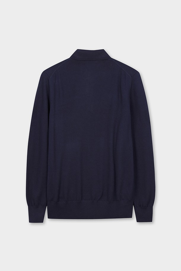 메리노울 로고 폴로 스웨터 (네이비)는 부드러운 촉감의 메리노울 소재로 제작되어 가을, 겨울 시즌에 따뜻하게 착용할 수 있는 남성용 긴소매 스웨터입니다. 베이직하고 클래식한 디자인으로 일상, 출근룩, 비즈니스 캐주얼, 모임룩 등 다양한 TPO에 활용 가능합니다. 레귤러핏에 폴로넥 스타일로, 로고 패턴이 은은하게 포인트가 되어 미니멀하면서도 세련된 스타일을 연출합니다. 중간 두께감으로 편안한 착용감을 선사하며, 클래식, 미니멀, 캐주얼 스타일을 즐겨 입는 남성에게 적합합니다.
