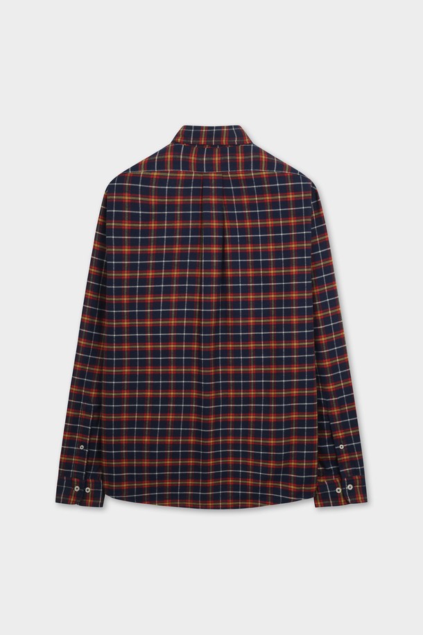 소멜로스 플란넬 체크 셔츠 (네이비) (BBTHMMF401)는 부드러운 촉감의 플란넬 소재로 제작되어 가을과 겨울에 따뜻하게 착용할 수 있는 남성용 셔츠입니다. 캐주얼, 베이직 스타일로 일상에서 편안하게 즐겨 입을 수 있으며, 출근룩이나 비즈니스 캐주얼에도 활용하기 좋습니다. 레귤러핏에 긴소매, 체크 패턴, 차이나칼라 디자인으로, 버튼다운 디테일이 특징입니다. 두께감이 있어 겨울철에도 따뜻하게 입을 수 있으며, 미니멀하고 클래식한 스타일을 연출하기 좋습니다.
