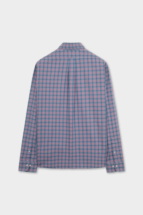 프라이데이 포플린 체크 셔츠 (네이비) (BBTHMFF303)는 여성스러운 매력을 더해줄 셔츠입니다. 부드러운 촉감의 면 소재 포플린 원단으로 제작되어 봄, 가을 간절기에 착용하기 좋습니다. 네이비 컬러의 체크 패턴이 캐주얼하면서도 베이직한 스타일을 연출하며, 크롭 기장과 차이나 칼라 디자인이 특징입니다. 레귤러핏으로 편안하게 착용 가능하며, 긴 소매 디자인으로 다양한 스타일링에 활용할 수 있습니다.
