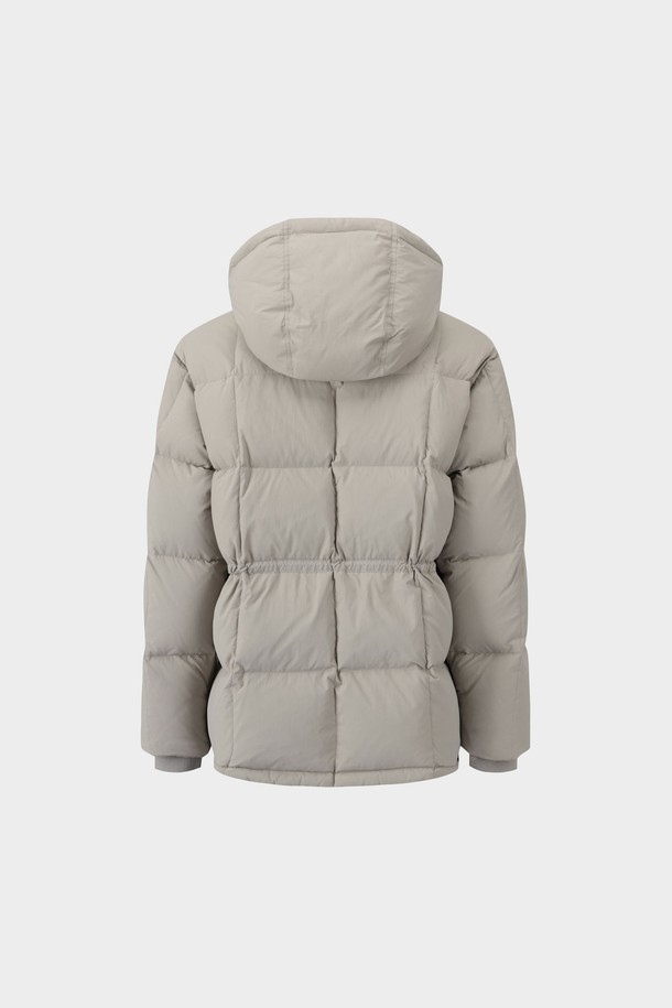 카라코람 다운점퍼 (라이트그레이) (BBOPMBF405)는 겨울철 캐주얼 스타일을 위한 필수 아이템입니다. 오버핏 디자인에 숏패딩 스타일로, 트렌디한 핏을 연출하며, 가볍고 부드러운 나일론 소재로 제작되어 편안한 착용감을 선사합니다. 넉넉한 두께감과 후드, 포켓, 스트링 디테일로 보온성을 높였으며, 버튼 여밈 방식으로 간편하게 착용할 수 있습니다. 무지 디자인의 라이트그레이 컬러는 다양한 룩에 매치하기 용이하여 겨울철 데일리 아우터로 활용하기 좋습니다.
