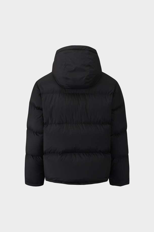 "베이직 다운점퍼 (블랙) (BBOPMBF404)"는 겨울철 보온성을 책임지는 필수 아이템입니다. 넉넉한 오버핏과 두꺼운 두께감으로 한겨울 추위에도 끄떡없는 방풍 기능을 제공합니다. 후드 디자인과 집업 여밈 방식으로 편안하게 착용 가능하며, 무지 디자인으로 어떤 스타일에도 매치하기 용이합니다. 나일론과 폴리에스테르 혼방 소재로 제작되어 부드러운 촉감을 선사하며, 숏패딩 스타일로 트렌디함까지 더했습니다. 일상 속 캐주얼룩과 미니멀한 스타일을 즐겨 입는 분들께 추천합니다.
