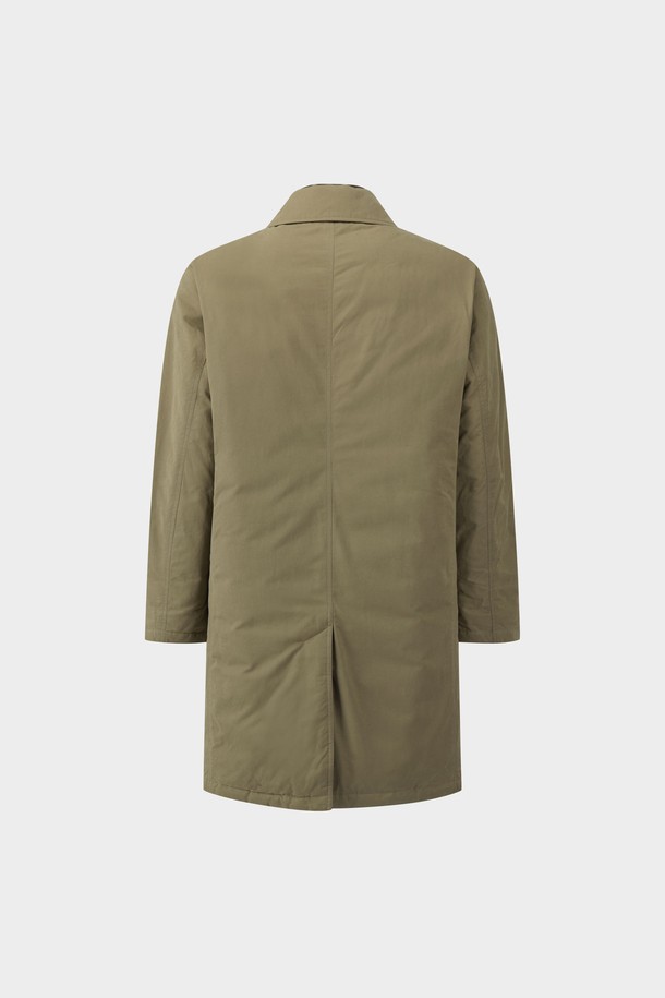 베이직하고 클래식한 스타일의 여성용 디테처블 다운 코트입니다. 롱 기장에 두꺼운 두께감으로 겨울철 따뜻하게 착용할 수 있습니다. 무지 패턴의 베이지 컬러로 어떤 옷에도 잘 어울리며, 출근룩에 적합합니다. 버튼 여밈 방식과 레귤러핏으로 깔끔한 실루엣을 연출합니다. 디테처블 디자인으로 다양한 스타일을 연출할 수 있습니다.
