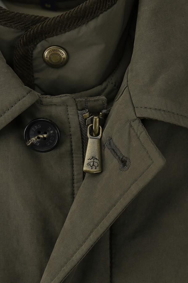 세련된 남성 겨울 스타일을 완성하는 디테처블 다운 코트입니다. 카키 색상으로 출시되어, 베이직하고 미니멀한 디자인을 선호하는 남성분들께 적합합니다. 넉넉한 레귤러핏과 부드러운 나일론 소재, 두꺼운 두께감으로 따뜻하고 편안한 착용감을 제공합니다. 출근룩에 완벽하게 어울리며, 탈부착 가능한 디자인으로 다양한 연출이 가능합니다. 긴 소매와 버튼 여밈 방식이 특징이며, 미니멀, 클래식, 캐주얼 스타일을 모두 소화할 수 있습니다.
