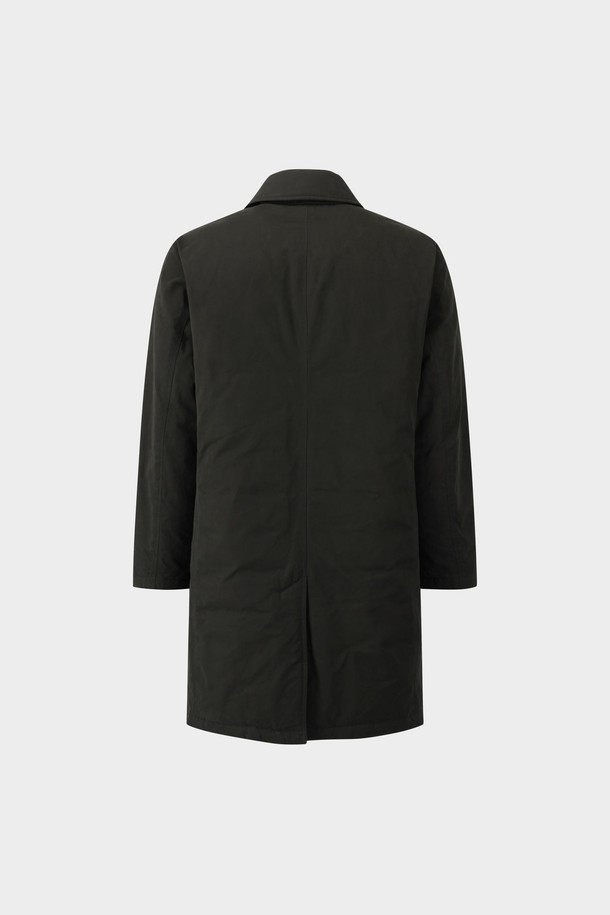 차콜 색상의 남성용 디테처블 다운코트입니다. 추운 겨울철, 출근룩과 미니멀, 클래식 스타일을 모두 아우르는 베이직한 디자인으로 활용도가 높습니다. 부드러운 촉감의 나일론 소재와 두꺼운 두께감, 패딩 안감으로 보온성을 극대화했습니다. 롱 기장의 레귤러핏으로 제작되었으며, 버튼 여밈 방식과 긴 소매 디자인이 특징입니다. 탈부착 가능한 디자인으로 다양한 스타일 연출이 가능합니다.
