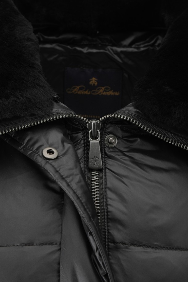 [여성] 벨티드 다운코트 (블랙)는 겨울철 출근룩과 모임룩에 모두 어울리는 베이직하고 클래식한 스타일의 롱 기장 다운 코트입니다. 부드러운 나일론 소재와 두꺼운 두께감으로 보온성과 방풍 기능을 갖춰 추운 날씨에도 따뜻하게 착용할 수 있습니다. 허리 벨티드 디테일이 여성스러운 실루엣을 연출하며, 긴 소매와 버튼 여밈 방식으로 디자인되었습니다. 안감은 패딩 처리되었으며, 퍼 카라가 고급스러움을 더합니다. 미니멀한 디자인으로 다양한 룩에 매치하기 용이합니다.
