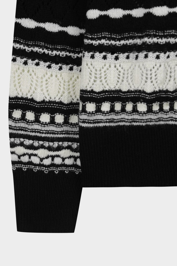 [여성] 울 멀티 스티치 가디건 (멀티) (BBWCWFF401)은 겨울과 가을에 어울리는 여성용 가디건입니다. 블랙과 화이트 색상으로 출시되었으며, 클래식한 스타일을 연출하기 좋습니다. 부드러운 촉감의 울 소재와 두꺼운 두께감으로 따뜻하게 착용할 수 있으며, 레귤러핏과 V넥 디자인으로 편안함을 더했습니다. 멀티 스티치 디테일과 노르딕, 기하학 패턴이 돋보이며, 데이트룩, 모임룩, 출근룩 등 다양한 TPO에 활용 가능합니다.
