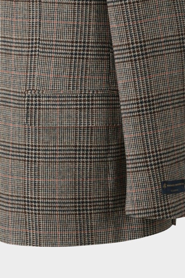 베이지 컬러의 울 트위드 체크 재킷 (BBJSMFF401)입니다. 가을, 겨울 시즌에 어울리는 두꺼운 두께감의 재킷으로, 클래식하고 미니멀한 스타일을 연출합니다. 울과 트위드 소재의 조화로 뻣뻣한 촉감이 특징이며, 싱글 버튼 여밈과 테일러드 코트 타입으로 포멀한 분위기를 더합니다. 오피스룩, 출근룩, 모임룩 등 다양한 TPO에 활용 가능하며, 긴 소매 기장과 레귤러 핏으로 제작되었습니다.
