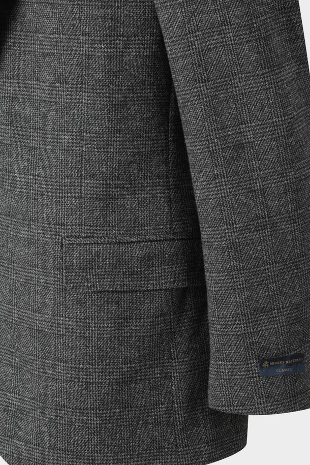 베이직하고 클래식한 디자인의 남성 솔리드 니트 재킷입니다. 부드러운 촉감의 니트 소재로 제작되어 봄, 가을 간절기에 활용하기 좋으며, 일상생활에서 편안하게 착용할 수 있습니다. 레귤러핏에 싱글 버튼 여밈 방식으로 깔끔한 실루엣을 연출하며, 출근룩, 비즈니스 캐주얼, 모임룩 등 다양한 TPO에 활용 가능합니다. 미니멀하고 캐주얼한 스타일을 즐기는 남성에게 적합하며, 무지 디자인으로 어떤 옷에도 쉽게 매치할 수 있습니다.
