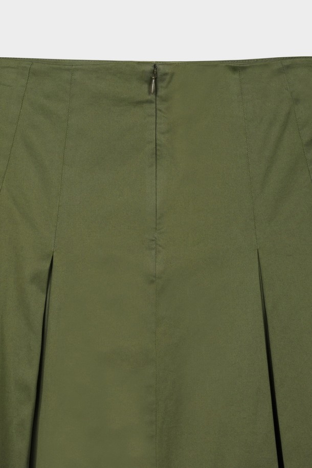 싱그러운 올리브 컬러가 돋보이는 [여성] 코튼 트윌 스커트입니다. 부드러운 촉감의 면 소재로 제작되어 봄, 여름, 가을 시즌에 편안하게 착용하기 좋습니다. 미니 기장의 플리츠 디자인과 레귤러 핏으로 베이직하면서도 캐주얼한 스타일을 연출합니다. 버튼 디테일이 포인트로 더해져 데이트룩이나 봄 소풍룩에 세련됨을 더해줍니다. 미니멀, 캐주얼, 클래식 등 다양한 스타일을 소화할 수 있는 활용도 높은 아이템입니다.
