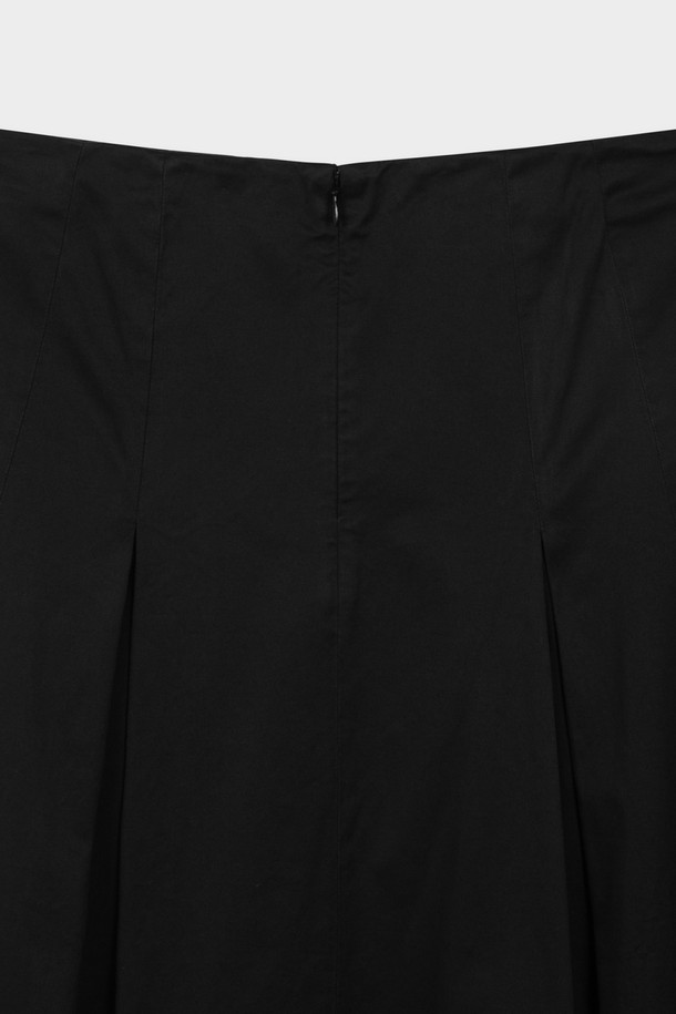 [여성] 코튼 트윌 스커트 (블랙)는 베이직하고 미니멀한 스타일의 A라인 스커트입니다. 봄, 여름, 가을 계절에 착용하기 좋으며, 일상, 출근룩, 모임룩 등 다양한 TPO에 활용 가능합니다. 얇고 뻣뻣한 코튼 트윌 소재로 제작되어 시원하고 깔끔한 실루엣을 연출합니다. 플리츠 디자인과 레귤러핏으로 편안하면서도 세련된 분위기를 더합니다. 무지 패턴의 블랙 컬러로 미니멀, 클래식, 캐주얼 등 어떤 스타일에도 매치하기 용이합니다.
