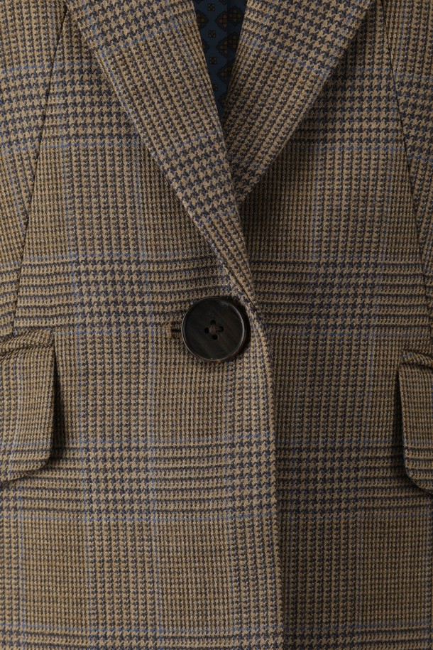 세련된 무드를 연출하는 여성 울 체크 재킷입니다. 클래식하고 미니멀한 스타일을 추구하는 분들께 추천하며, 가을, 겨울 시즌 오피스룩, 출근룩, 모임룩에 활용하기 좋습니다. 베이지 컬러의 체크 패턴이 고급스러운 분위기를 더하며, 두꺼운 울 소재로 따뜻하게 착용할 수 있습니다. 크롭 기장과 싱글 버튼 여밈, 테일러드 칼라와 포켓 디테일이 특징이며 레귤러핏으로 편안하게 착용 가능합니다. 긴 소매 기장으로 간결하면서도 세련된 스타일을 완성해 보세요.
