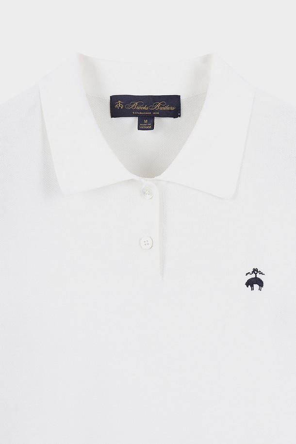 [여성] 코튼 폴로 반팔 스웨터 (화이트)는 부드러운 촉감의 면 소재로 제작되어 시원하고 편안한 착용감을 선사합니다. 레귤러 핏으로 제작되었으며, 신축성이 뛰어난 코튼사를 사용하여 활동성을 높였습니다. 깔끔한 폴로넥 디자인에 왼쪽 가슴 부분의 로고 자수 디테일이 돋보입니다. 베이직하고 캐주얼한 스타일로 데이트룩, 카페룩, 봄 소풍룩 등 다양한 TPO에 활용하기 좋습니다. 미니멀하고 클래식한 스타일을 즐기는 여성분들께 추천합니다.
