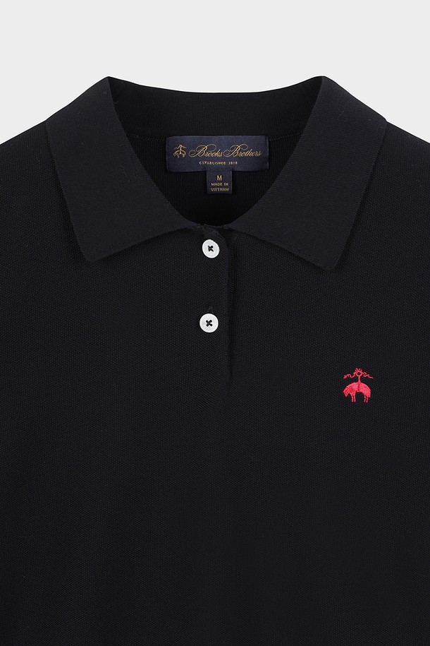 세련된 블랙 컬러의 여성 코튼 폴로 반팔 스웨터입니다. 부드러운 면 소재로 제작되어 봄, 여름 시즌에 시원하고 편안하게 착용할 수 있습니다. 레귤러 핏으로 어떤 스타일에도 잘 어울리며, 왼쪽 가슴에 시그니처 로고 자수 디테일이 돋보입니다. 베이직하면서도 클래식한 디자인으로 데이트룩, 카페룩, 출근룩 등 다양한 TPO에 활용 가능합니다. 신축성 있는 면사 텍스처가 편안함을 더해줍니다.
