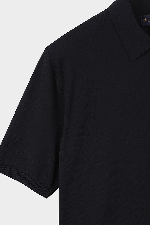 코튼 폴로 반팔 스웨터 (블랙)는 부드러운 면 소재로 제작되어 봄, 여름에 편안하게 착용할 수 있습니다. 레귤러 핏과 반소매 디자인으로 시원하고 활동적인 느낌을 주며, 일상 및 데이트룩, 카페룩에 잘 어울립니다. 클래식하고 베이직한 스타일을 기반으로, 가슴 부분의 로고 자수가 포인트로 들어가 미니멀하면서도 세련된 분위기를 연출합니다. 폴로넥 디자인으로 깔끔한 인상을 주어 다양한 스타일링에 활용하기 좋습니다. 얇은 두께감으로 가볍게 걸치기 좋으며, 부드러운 촉감이 특징입니다.

