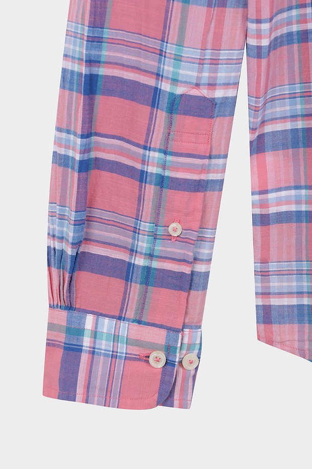 마드라스 스포츠셔츠 (핑크)는 클래식과 캐주얼 스타일을 넘나드는 남성용 스포츠셔츠입니다. 봄, 여름 시즌에 어울리는 긴 소매 셔츠로, 데이트룩, 카페룩, 모임룩 등 다양한 TPO에 활용할 수 있습니다. 면 소재의 레귤러핏 셔츠로, 버튼다운 칼라 디자인과 칼라 끝 부분의 작은 주름 디테일이 특징입니다. 핑크 컬러의 마드라스 체크 패턴이 캐주얼한 무드를 더하며, 레귤러 기장으로 편안하게 착용할 수 있습니다. 미니멀한 스타일을 선호하는 남성분들께 추천합니다.
