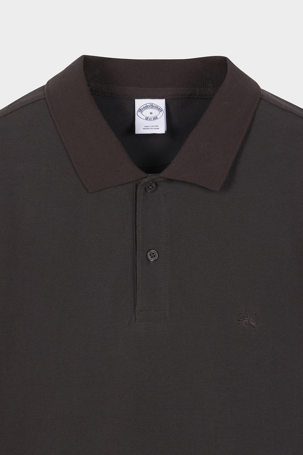 [Online Exclusive] 로고 코튼 피케 폴로셔츠 (차콜)는 남성만을 위해 디자인된 상의입니다. 봄, 여름 시즌에 어울리는 레귤러핏 반소매 폴로셔츠로, 차콜 컬러의 베이직하고 클래식한 스타일을 연출합니다. 부드러운 면 소재로 제작되어 편안한 착용감을 제공하며, 가슴 부분의 골든 풀 리스 자수 로고가 특징입니다. 데이트룩, 카페룩 등 다양한 TPO에 활용 가능하며, 클래식, 미니멀, 캐주얼 스타일을 즐기는 분들께 추천합니다.
