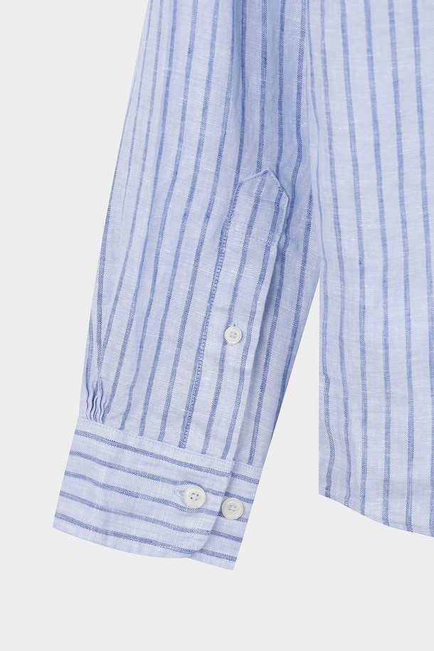 베어드 맥넛 아이리쉬 린넨 스트라이프 스포츠셔츠 (블루)는 부드러운 촉감의 린넨 소재로 제작되어 여름철에도 시원하게 착용 가능한 남성용 셔츠입니다. 클래식한 무드의 스트라이프 패턴과 릴랙스핏 디자인이 편안하면서도 세련된 스타일을 연출하며, 긴 소매 기장과 버튼다운 네크라인이 특징입니다. 왼쪽 가슴 포켓 디테일이 돋보이며, 베어드 맥넛 아이리쉬 린넨 원단을 사용하여 프리미엄 컬러 퀄리티를 자랑합니다. 데이트룩, 카페룩, 비즈니스 캐주얼 등 다양한 TPO에 활용 가능하며, 클래식, 미니멀, 캐주얼 스타일을 즐겨 입는 분들께 추천합니다. 얇은 두께의 셔츠로 흡습 및 속건 기능까지 갖춰 쾌적한 착용감을 선사합니다.
