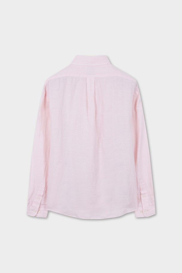 따뜻한 햇살을 담은 듯한 린넨 폴로버튼다운 셔츠 (오렌지) (BBTHMF8102FFM)입니다. 시원하고 통기성이 좋은 린넨 소재로 제작되어 여름철에도 쾌적하게 착용 가능합니다. 캐주얼 또는 클래식 스타일을 연출하기 좋으며, 휴가룩이나 여행룩에 매치하기 좋습니다. 레귤러핏과 릴랙스핏으로 편안한 착용감을 선사하며, 왼쪽 가슴 포켓과 칼라 끝단의 섬세한 주름 디테일이 돋보입니다. 버튼다운 칼라 디자인으로 깔끔한 멋을 더했습니다.
