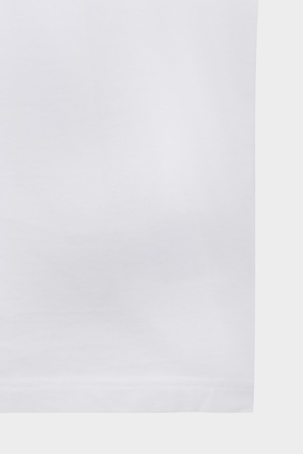 아메리카 그래픽 티셔츠 (화이트)는 캐주얼하고 미니멀한 스타일을 추구하는 남성을 위한 그래픽 티셔츠입니다. 봄, 여름에 착용하기 좋으며, 가슴 왼쪽에는 그래픽 프린트, 등면에는 프린팅 디테일이 더해져 포인트를 줍니다. 라운드넥, 반소매, 레귤러핏으로 편안한 착용감을 선사하며, 얇은 두께감과 부드러운 면 소재로 제작되어 활동성이 좋습니다. 동네 마실룩이나 여행룩에 활용하기 좋은 베이직 아이템입니다.
