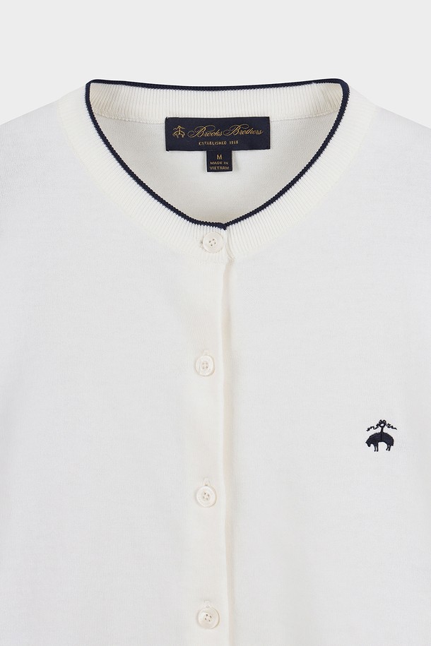 [여성] 코튼 배색 가디건 (화이트) (BBWCWB102AAFS)는 부드러운 면 소재로 제작되어 봄, 여름 시즌에 쾌적하게 착용할 수 있는 여성 가디건입니다. 라운드 넥과 긴 소매 디자인으로, 레귤러 핏의 베이직하고 클래식한 스타일을 연출합니다. 화이트 컬러 바탕에 배색 디테일이 더해져 미니멀하면서도 세련된 느낌을 줍니다. 버튼 여밈과 립 디테일, 브랜드 로고 자수 디테일이 특징이며, 데이트룩이나 카페룩 등 다양한 TPO에 활용 가능합니다.
