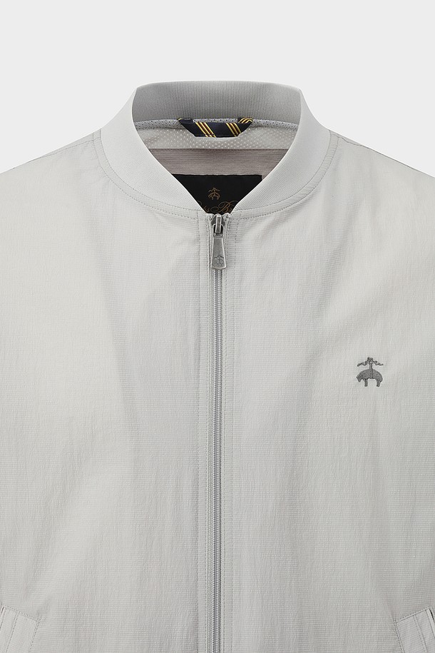 라이트 그레이 색상의 라이트 웨이트 봄버 재킷입니다. 남성용으로, 캐주얼, 스포티, 미니멀 스타일을 연출하기 좋습니다. 봄 시즌에 적합하며, 얇고 부드러운 촉감의 나일론, 면, 린넨, 폴리우레탄 혼방 소재로 제작되었습니다. 릴랙스 핏에 긴 소매, 집업 여밈 방식을 갖추었으며, 소매 밴딩과 신축성, 통기성이 특징입니다. 산책룩, 여행룩에 활용하기 좋은 아이템입니다.
