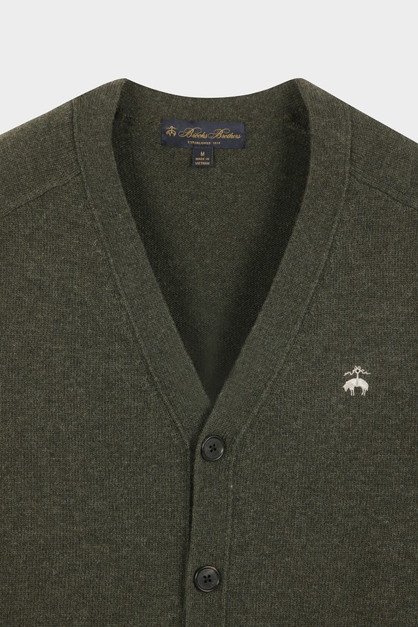 **울 가디건 (카키) (BBWCMBF405)**

가을, 겨울 시즌에 어울리는 베이직하고 클래식한 스타일의 울 가디건입니다. 두꺼운 두께감으로 보온성을 높였으며, 라글란 소매 디자인으로 편안한 착용감을 선사합니다. 부드러운 V넥 라인과 싱글 버튼 여밈으로 깔끔한 실루엣을 연출하며, 골든 플리스 로고 디테일이 은은한 포인트를 더합니다. 데일리룩에 활용하기 좋은 레귤러핏 카키 컬러의 울 가디건입니다.
