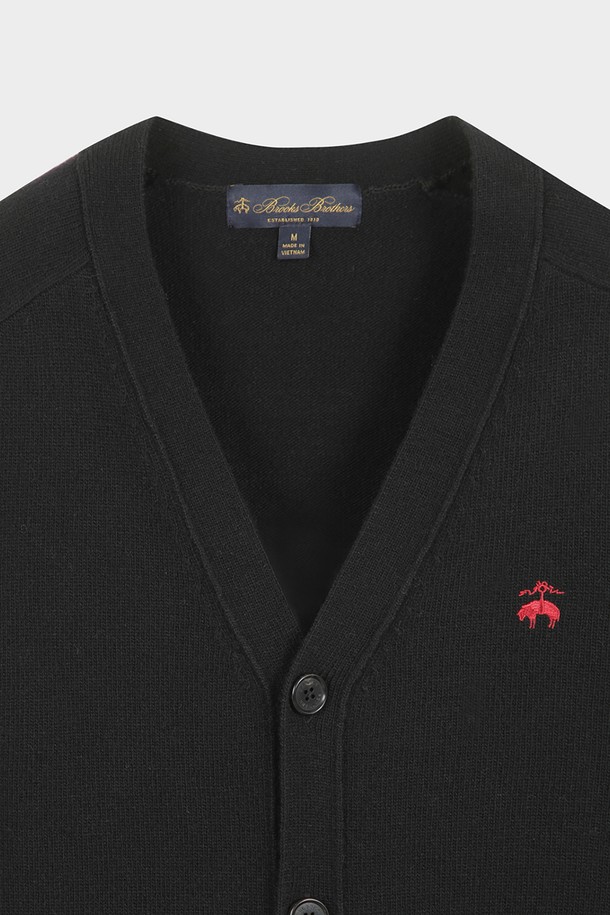 블랙 컬러의 울 가디건 (울 가디건 (블랙) (BBWCMBF405))입니다. 여성용으로 가을, 겨울에 착용하기 좋은 두꺼운 두께감의 긴 소매 크롭 기장 가디건입니다. 부드러운 촉감의 울 소재로 제작되었으며, 베이직하고 미니멀한 스타일을 연출합니다. V넥 라인에 버튼 여밈 방식이며, 포켓 디테일이 있어 실용성을 더했습니다. 겨울 데일리룩, 모임룩, 데이트룩 등 다양한 TPO에 활용할 수 있는 아이템입니다.
