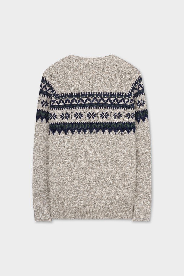 코튼 페어아일 크루넥 스웨터 (멀티)는 가을과 겨울에 따뜻하게 입을 수 있는 레귤러핏의 긴소매 스웨터입니다. 부드러운 면 소재로 제작되어 편안한 착용감을 선사하며, 두꺼운 두께감으로 보온성을 높였습니다. 클래식한 스타일의 페어아일 패턴이 돋보이며, 어깨에서 가슴까지 이어지는 노르딕 디자인이 특징입니다. 데일리룩으로 활용하기 좋으며, 멀티, 베이지, 네이비 세 가지 색상으로 만나볼 수 있습니다.
