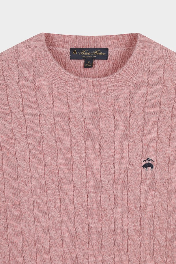 [Online Exclusive] 셔틀랜드 케이블 풀오버 (핑크) (BBWRMOF410)는 남성용 상의 니트/스웨터로, 가을과 겨울에 따뜻하게 착용할 수 있습니다. 셔틀랜드 울 소재로 제작되어 부드러운 촉감을 선사하며, 라운드넥과 레귤러핏 디자인으로 클래식하고 베이직한 스타일을 연출합니다. 두꺼운 두께감과 긴 소매, 케이블 패턴이 특징이며, 데이트룩과 출근룩 등 다양한 TPO에 활용 가능합니다. 미니멀, 캐주얼 스타일을 선호하는 남성분들께 추천하는 온라인 전용 상품입니다.
