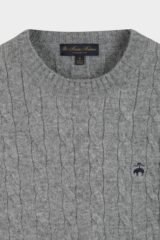 온라인 전용 셔틀랜드 케이블 풀오버는 부드러운 셔틀랜드 울 소재로 제작되어 가을과 겨울에 따뜻하게 착용할 수 있습니다. 클래식하고 베이직한 디자인에 그레이 컬러, 레귤러핏 라운드넥으로 제작되어 출근룩, 비즈니스 캐주얼, 모임룩 등 다양한 TPO에 활용 가능합니다. 케이블 패턴과 긴소매 기장, 두꺼운 두께감으로 포근함을 더하며, 미니멀, 캐주얼 스타일을 즐겨 입는 남성분들께 추천합니다. 
