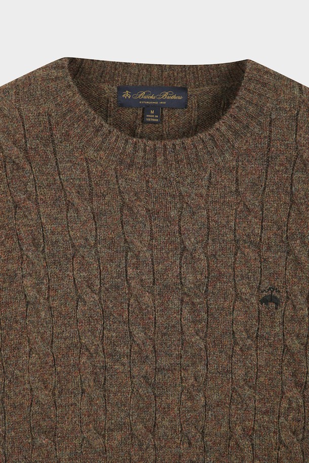 온라인 전용 셔틀랜드 케이블 풀오버 (브라운) (BBWRMOF410)는 가을과 겨울에 따뜻하게 입을 수 있는 남성용 니트 스웨터입니다. 셔틀랜드 울 소재로 제작되어 부드러운 촉감과 뛰어난 보온성을 제공합니다. 클래식하고 베이직한 스타일의 라운드넥 디자인에, 레귤러핏과 레귤러 기장으로 편안한 착용감을 선사합니다. 케이블 패턴과 긴소매가 특징이며, 출근룩과 비즈니스 캐주얼, 캐주얼 등 다양한 스타일 연출에 활용할 수 있습니다. 
