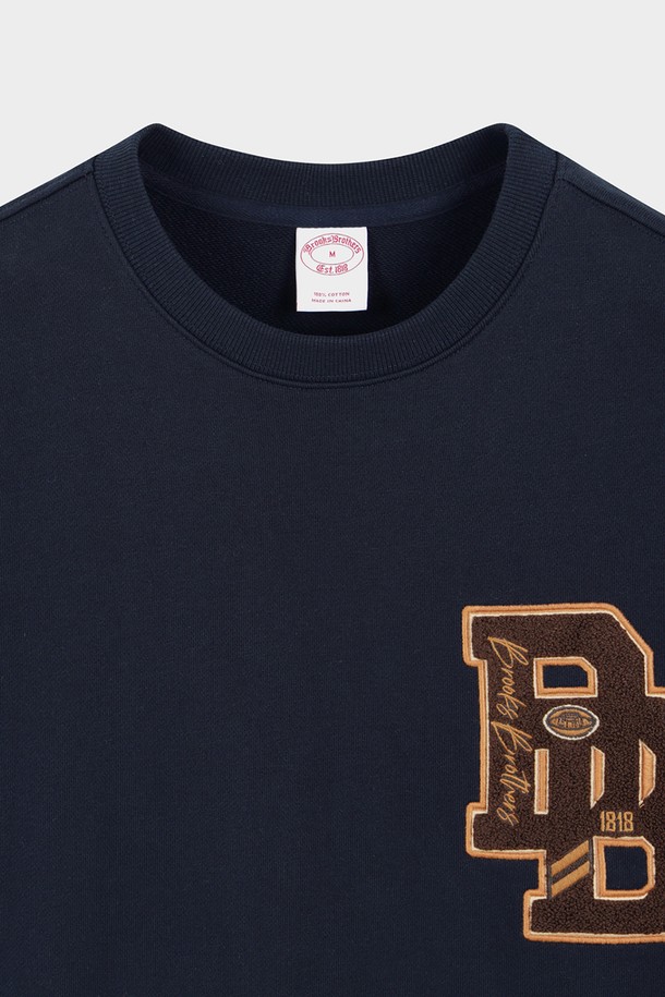 BIRD(버드) 아트웍 스웨트 셔츠 (네이비)는 캐주얼, 스포티, 미니멀 스타일을 추구하는 분들을 위한 겨울 데일리룩 아이템입니다. 부드러운 면 소재로 제작되어 편안한 착용감을 선사하며, 두께감 있는 디자인으로 한겨울에도 따뜻하게 입을 수 있습니다. 레귤러 핏에 라운드넥 디자인으로 어떤 스타일에도 쉽게 매치할 수 있으며, 네이비 컬러에 로고 패턴, 아트웍 디테일이 포인트로 더해져 개성을 살려줍니다. 긴 소매 기장의 이 스웨트 셔츠는 일상 속에서 편안함과 스타일을 동시에 잡고 싶은 분들께 추천합니다.
