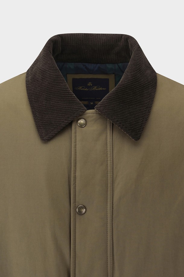 베이직한 디자인의 헌팅필드 재킷입니다. 튼튼한 면 소재로 제작되어 가을, 겨울 시즌에 착용하기 좋습니다. 베이지 컬러의 무지 디자인으로 다양한 스타일 연출에 용이하며, 넉넉한 레귤러 핏으로 편안한 착용감을 제공합니다. 카라 디테일과 포켓 디테일이 돋보이며, 버튼 여밈 방식으로 클래식한 무드를 더했습니다. 캐주얼, 클래식, 미니멀 스타일을 즐겨 입는 남성분들께 추천하며, 가을 나들이룩, 겨울 데일리룩, 동네 마실룩 등 폭넓게 활용할 수 있습니다.
