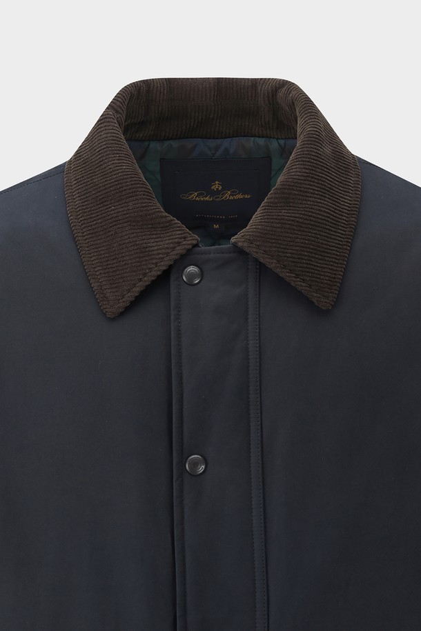 네이비 컬러의 헌팅필드 점퍼 (BBOPMBF401)입니다. 남성용 아우터로, 봄, 가을 간절기에 적합하며 클래식한 스타일을 연출합니다. 블랙와치 패턴과 부위별 코듀로이 소재, 피치가공으로 고급스러운 디자인을 더했습니다. 두꺼운 두께감과 부드러운 촉감의 폴리에스터, 코튼, 나일론, 코듀로이 혼방 소재를 사용했으며, Thermore 충전재와 블랙와치 패턴 안감으로 보온성을 높였습니다. 버튼 여밈 방식의 레귤러 기장 긴소매 헌팅 재킷으로, 데이트룩, 출근룩, 가을 나들이룩 등 다양한 TPO에 활용 가능합니다. 클래식, 미니멀, 워크웨어 스타일을 즐기는 분들께 추천합니다.
