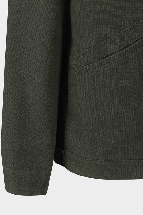 [HERITAGE] 워시드 워크 재킷 (카키) (BBOPMHF306)은 캐주얼, 워크웨어, 미니멀 스타일을 추구하는 남성들을 위한 아우터입니다. 봄, 가을에 어울리는 중간 두께의 면 소재로 제작되었으며, 워싱 가공을 통해 부드러운 촉감을 제공합니다. 레귤러핏으로 제작되었으며, 긴 소매와 칼라, 포켓 디테일이 특징입니다. 집업 여밈 방식과 무지 패턴으로 심플함을 더하여 다양한 가을 나들이룩에 활용하기 좋습니다. 카키 컬러의 워시드 워크 재킷은 당신의 스타일을 더욱 돋보이게 해줄 것입니다.
