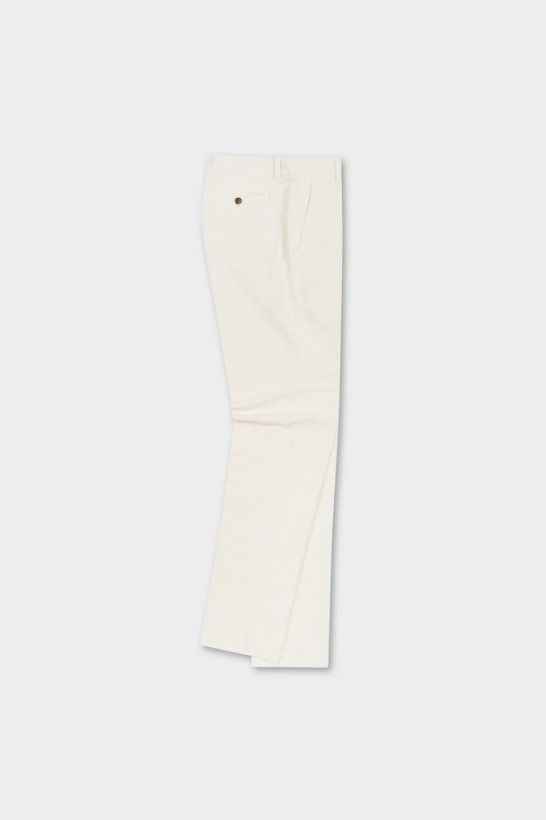 **슬림핏 8W 스트레치 코듀로이 팬츠 (아이보리)**는 가을, 겨울에 따뜻하고 포근하게 착용하기 좋은 남성용 코듀로이 팬츠입니다. 베이직하고 캐주얼한 스타일로, 일상복과 데이트룩, 겨울 데일리룩 등 다양한 TPO에 활용하기 좋습니다. 부드러운 촉감의 두꺼운 코듀로이 소재에 스트레치 기능이 더해져 편안한 착용감을 선사합니다. 슬림핏 디자인과 아이보리 컬러로 미니멀하고 클래식한 스타일을 연출할 수 있으며, 무지 패턴으로 어떤 상의와도 쉽게 매치 가능합니다.
