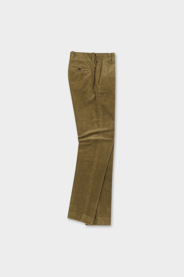 슬림핏 8W 코듀로이 팬츠 (브라운) (BBPCMNF402)는 가을, 겨울 시즌 착용하기 좋은 남성용 코듀로이 팬츠입니다. 클래식 스타일을 기반으로 하며, 출근룩, 겨울 데일리룩, 모임룩 등 다양한 TPO에 활용할 수 있습니다. 브라운 컬러의 8W 골지 코듀로이 소재로 제작되었으며, 허리에서 밑단까지 일자로 떨어지는 플랫 프론트 디자인과 슬림 핏, 테이퍼드 핏으로 세련된 실루엣을 연출합니다. 신축성 있는 스트레치 소재를 사용하여 편안한 착용감을 제공하며, 미니멀, 캐주얼 스타일과도 잘 어울립니다.
