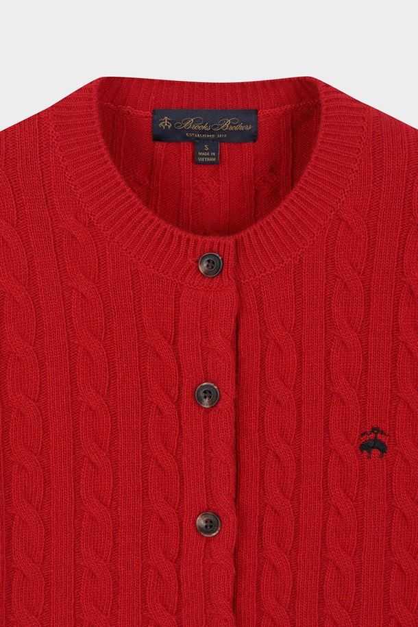 따뜻하고 포근한 [여성] 울 케이블 가디건 (레드) (BBWCWBF402)입니다. 부드러운 울 소재로 제작되어 포근한 착용감을 선사하며, 가을, 겨울 시즌 데일리룩, 데이트룩, 카페룩에 활용하기 좋습니다. 클래식하고 베이직한 디자인에 케이블 패턴이 더해져 세련된 무드를 연출합니다. 라운드넥, 긴 소매, 레귤러핏, 두꺼운 두께감으로 보온성을 높였으며, 버튼 여밈 방식으로 간편하게 착용할 수 있습니다. 미니멀, 캐주얼 스타일을 즐겨 입는 여성분들께 추천합니다.
