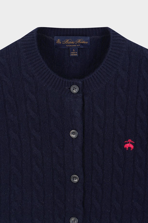 네이비 컬러의 여성 울 케이블 가디건 (BBWCWBF402)입니다. 부드러운 울 소재에 두꺼운 두께감으로 가을, 겨울 시즌에 따뜻하게 착용하기 좋습니다. 베이직하고 클래식한 스타일로, 라운드넥과 레귤러핏 디자인이 특징입니다. 긴 소매와 버튼 여밈 디테일, 그리고 크롭 디자인으로 다양한 룩에 매치하기 용이합니다. 겨울 데일리룩, 오피스룩, 모임룩 등 다채로운 TPO에 활용 가능한 아이템입니다.
