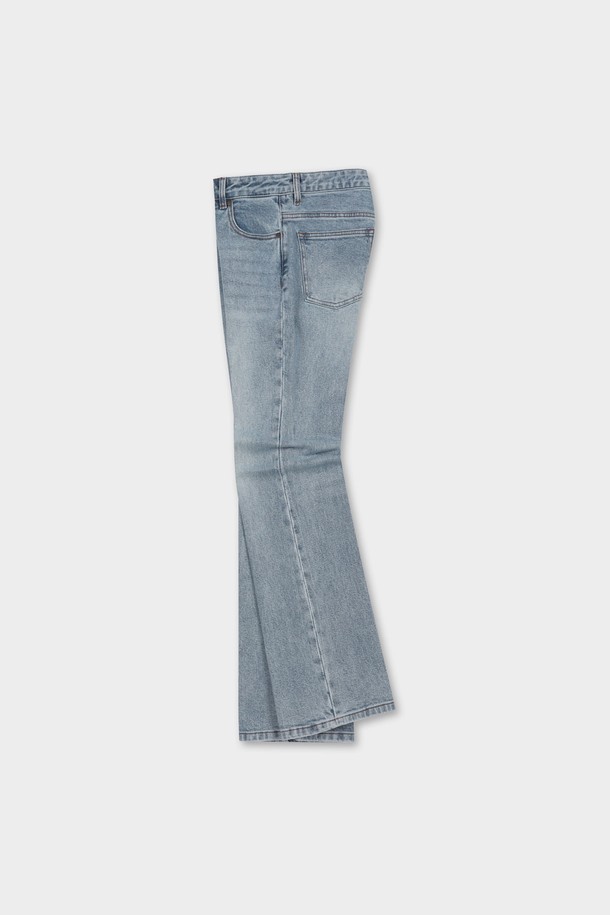 [여성] 플레어 데님 (블루)은 캐주얼한 스타일을 연출하기 좋은 여성 데님 팬츠입니다. 봄, 여름, 가을 계절에 적합하며, 데이트룩과 쇼핑룩에 잘 어울립니다. 루즈핏 플레어 디자인으로 편안하면서도 스타일리시한 느낌을 주며, 크롭 기장으로 시원하게 착용 가능합니다. 무지 패턴에 블루 컬러로 미니멀하고 클래식한 분위기를 더해줍니다. 데님 소재로 제작되어 튼튼하고 오랫동안 즐겨 입을 수 있습니다.
