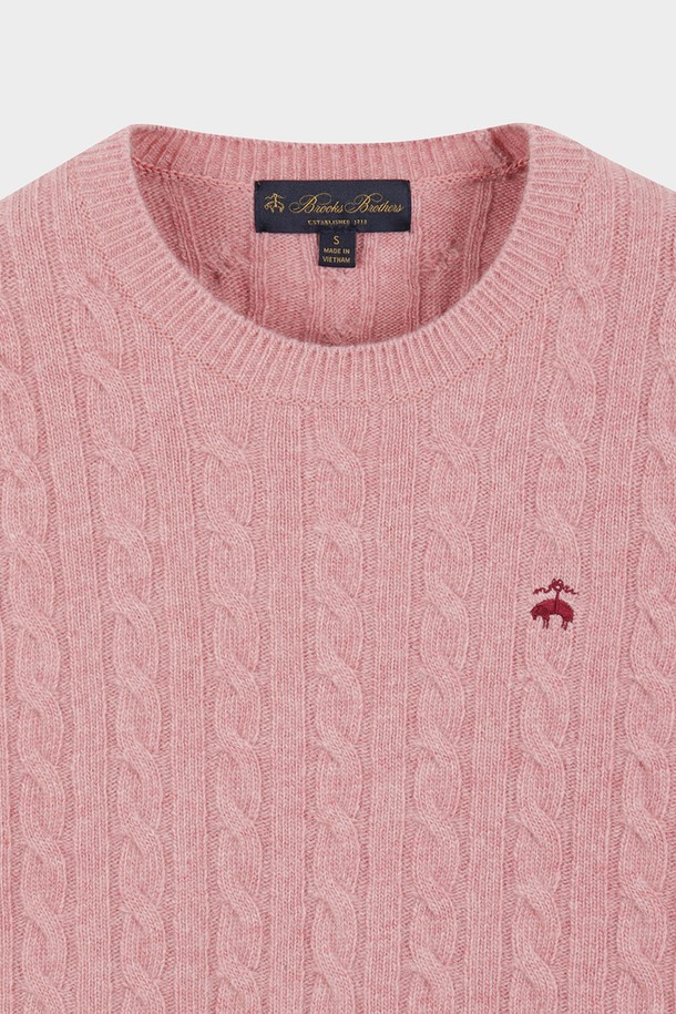 [여성] 울 케이블 스웨터 (핑크) (BBWRWBF401)는 부드러운 울 소재로 제작되어 가을과 겨울에 따뜻하게 입을 수 있는 여성용 니트 스웨터입니다. 클래식핏에 라운드넥 디자인으로, 데이트룩이나 겨울 데일리룩에 잘 어울리는 아이템입니다. 케이블 패턴이 돋보이며, Golden Fleece 로고 디테일로 포인트를 더했습니다. 클래식, 미니멀, 캐주얼 스타일을 모두 소화할 수 있어 활용도가 높습니다. 핑크 컬러가 여성스러운 분위기를 연출합니다.
