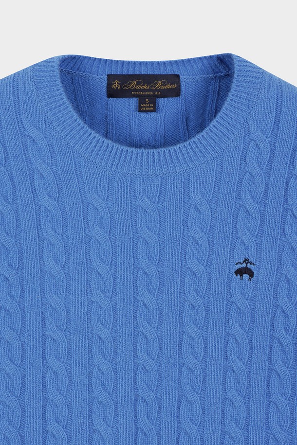 [여성] 울 케이블 스웨터 (블루)는 가을과 겨울에 활용하기 좋은 여성용 니트/스웨터입니다. 부드러운 촉감의 울 소재로 제작되었으며, 라운드 넥에 레귤러 핏으로 편안하게 착용할 수 있습니다. 베이직한 스타일의 케이블 패턴이 돋보이며, 크롭 기장과 긴 소매 디자인이 특징입니다. 데이트룩이나 겨울 데일리룩에 클래식, 미니멀, 캐주얼 무드를 더해주는 아이템입니다.
