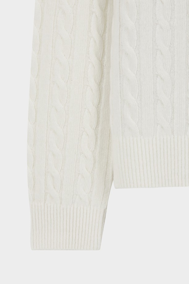 따뜻하고 포근한 여성 울 케이블 스웨터 (아이보리) 입니다. 클래식하고 베이직한 디자인으로 가을, 겨울에 활용하기 좋습니다. 부드러운 울 소재로 제작되어 뛰어난 촉감을 자랑하며, 라운드넥과 긴소매, 클래식핏으로 편안한 착용감을 선사합니다. 케이블 패턴이 돋보이며, 가슴 부분에는 Golden Fleece 로고 디테일이 있습니다. 겨울 데일리룩, 모임룩, 카페룩 등 다양한 TPO에 맞춰 클래식, 미니멀, 캐주얼 스타일을 연출해보세요.
