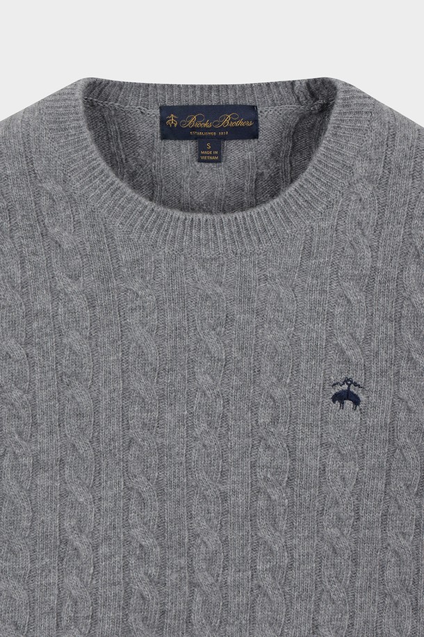 **[여성] 울 케이블 스웨터 (그레이) (BBWRWBF401)**

부드러운 울 소재로 제작되어 포근한 착용감을 선사하는 여성용 케이블 스웨터입니다. 쌀쌀한 가을과 겨울에 따뜻하게 입기 좋으며, 베이직하고 클래식한 스타일로 다양한 룩에 매치하기 좋습니다. 레귤러핏에 라운드넥 디자인으로 편안하게 착용할 수 있으며, 긴 소매와 두꺼운 두께감으로 보온성을 높였습니다. 일상, 카페, 모임 등 다양한 TPO에 활용 가능한 아이템으로, 미니멀, 클래식, 캐주얼 스타일을 즐겨 입는 분들께 추천합니다.
