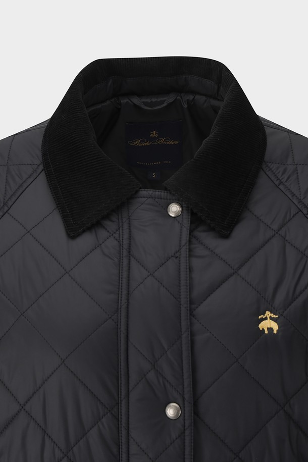 [여성] 후드퀼팅점퍼 (블랙) (BBOPWBF402)는 겨울철 추위를 막아줄 릴랙스핏의 캐주얼 점퍼입니다. 다이아몬드 퀼팅 패턴과 탈부착 가능한 후드로 디자인되어, 보온성을 높였습니다. 넉넉한 두께감과 긴 소매 기장으로 포근함을 더하며, 집업 방식과 골든플리스 로고 디테일이 돋보입니다. 나일론 소재로 제작되어 가볍고 편안하며, 일상, 산책, 집콕 등 다양한 TPO에 활용하기 좋습니다. 미니멀, 캐주얼, 클래식 스타일을 즐기는 여성에게 추천합니다.
