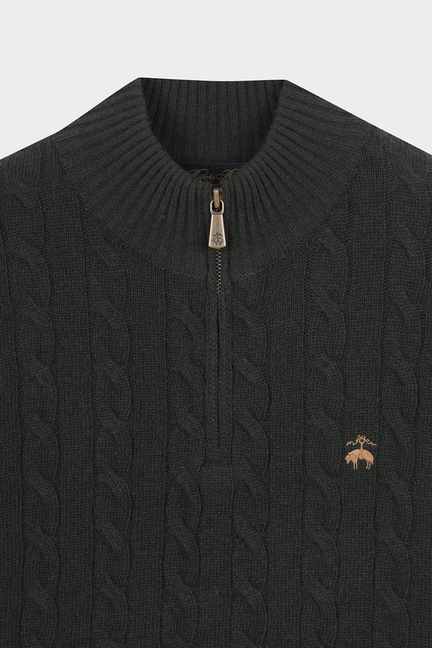 온라인 전용 [Online Exclusive] 반집업 케이블 스웨터 (다크그린) (BBWZMOF411)는 가을과 겨울, 베이직하고 클래식한 스타일을 연출하기 좋은 남성용 상의입니다. 두꺼운 두께감의 울 소재로 제작되어 부드러운 촉감을 선사하며, 레귤러 핏과 긴소매, 반집업 네크라인이 특징입니다. 다크그린 컬러의 케이블 패턴이 돋보이며, 출근룩, 비즈니스 캐주얼, 모임룩 등 다양한 TPO에 활용 가능합니다. 미니멀하고 클래식한 스타일을 선호하는 남성분들에게 추천하는 아이템입니다.
