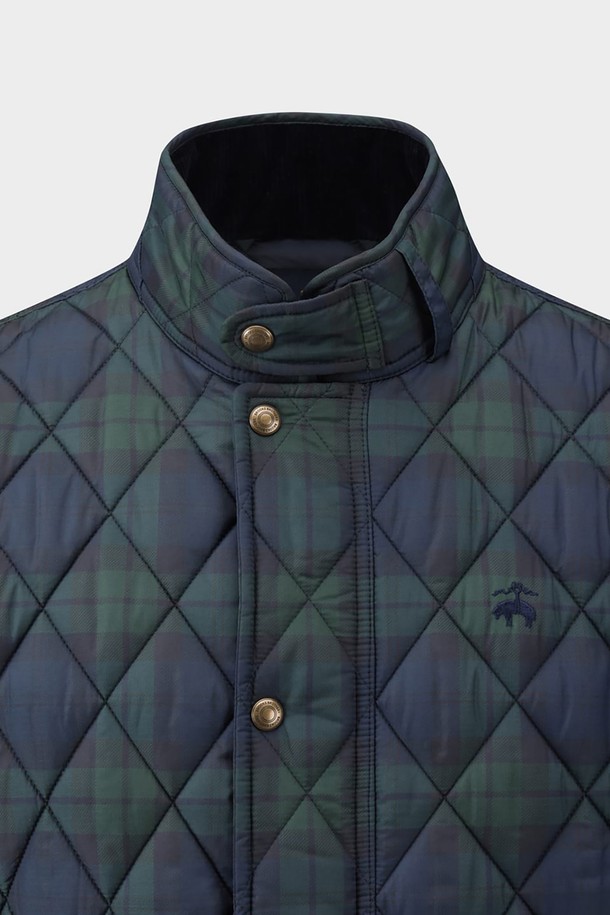 "퀼팅베스트 (멀티) (BBVPMBF401)"는 간절기에 활용하기 좋은 여성용 퀼팅 베스트입니다. 부드러운 폴리에스테르 소재로 제작되어 편안한 착용감을 제공하며, 써모어 패딩을 사용하여 보온성을 높였습니다. 캐주얼, 베이직 스타일을 기반으로 하며, 퀼팅 패턴이 돋보이는 디자인입니다. 레귤러핏과 버튼 여밈 방식으로, 가을 나들이룩이나 겨울 데일리룩에 클래식하고 미니멀한 무드를 더해줍니다. 민소매 기장으로 다양한 상의와 레이어드하기 좋습니다.
